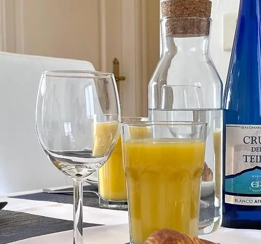 Vincent, Cozy And Sunny Over The Rooftops Apartament *