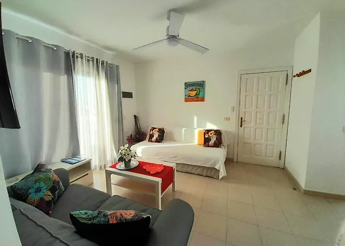 Vincent, Cozy And Sunny Over The Rooftops Apartament