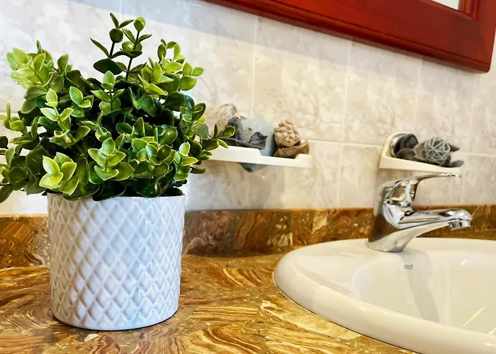 Vincent, Cozy And Sunny Over The Rooftops Apartament