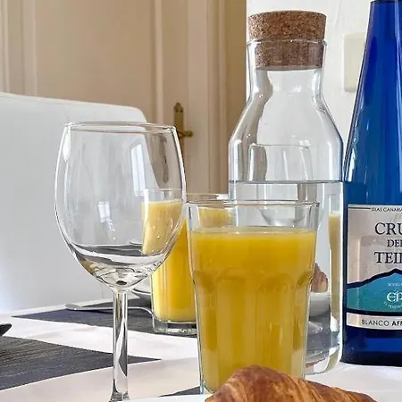 Vincent, Cozy And Sunny Over The Rooftops 公寓 *