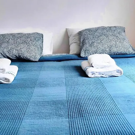 Vincent, Cozy And Sunny Over The Rooftops 公寓