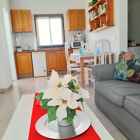 Apartment Vincent, Cozy And Sunny Over The Rooftops Puerto del Carmen (Lanzarote)