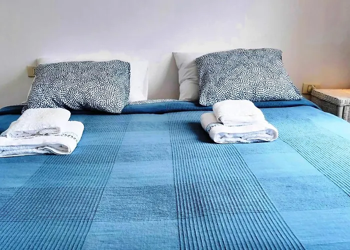 Vincent, Cozy And Sunny Over The Rooftops Апартаменты