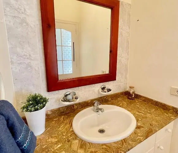 Vincent, Cozy And Sunny Over The Rooftops * بويرتو ذيل كارمين